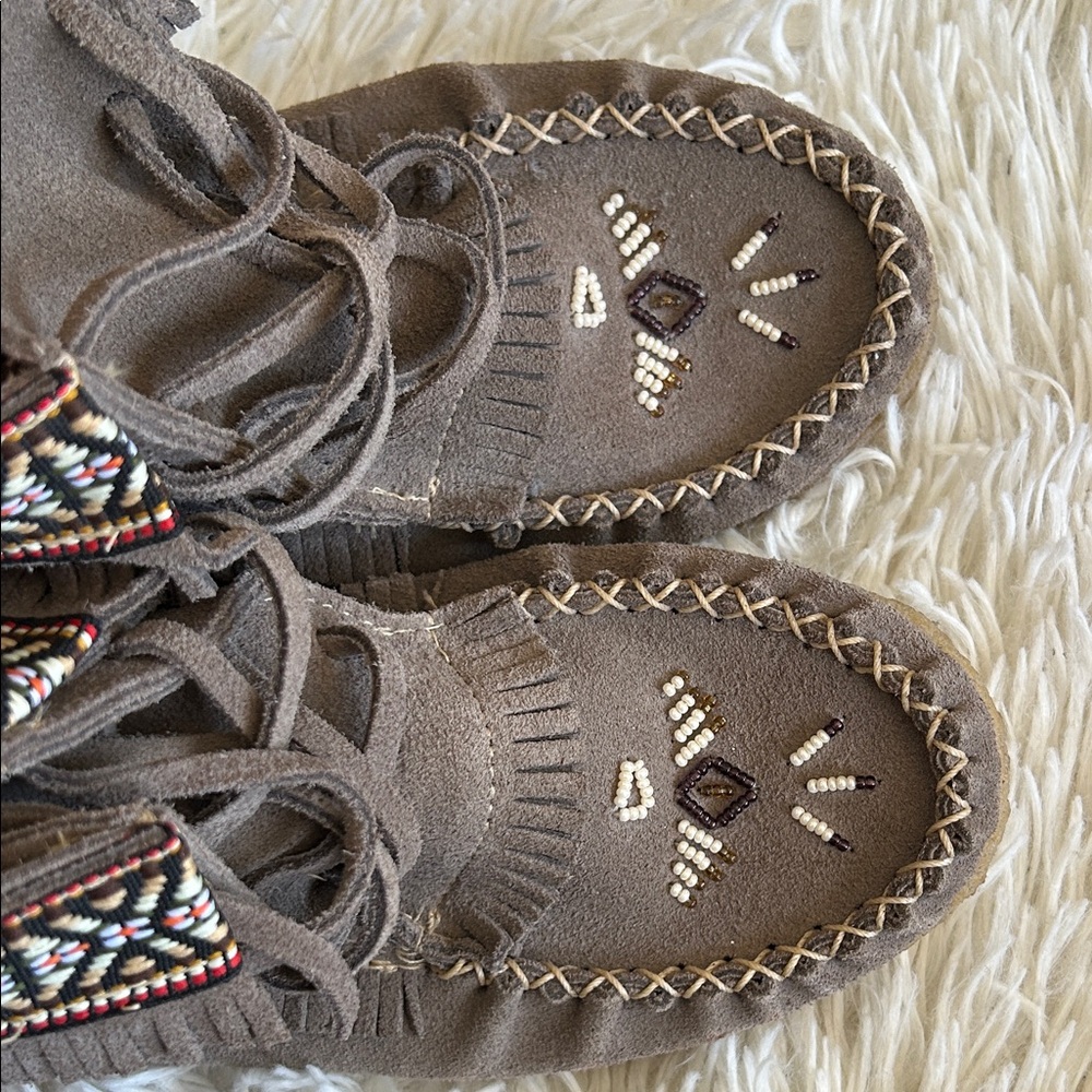 Grey-Brown Moccasin-Style Ankle Boot Shoes, fringe, beading, ribbon - Picture 4 of 8